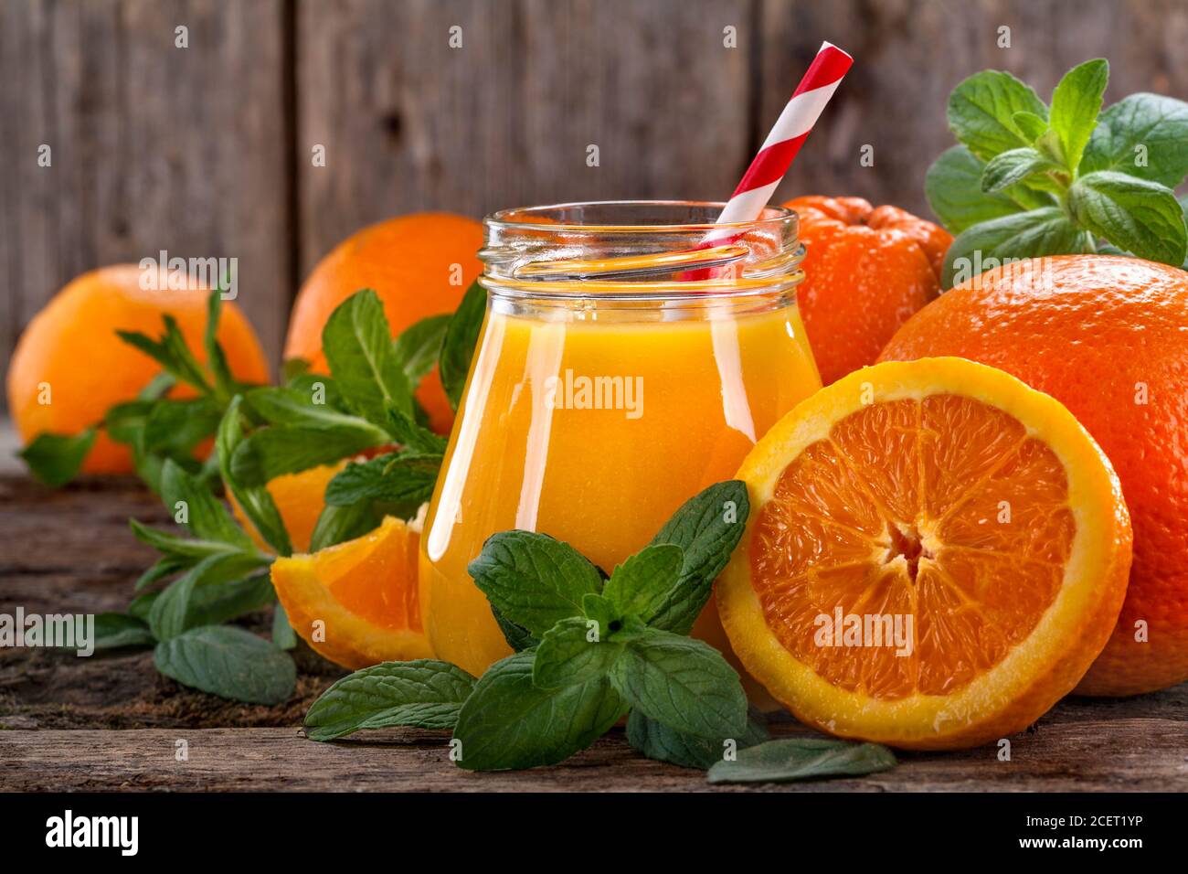 Saft von frisch gepressten Orangen mit Minze Stockfoto