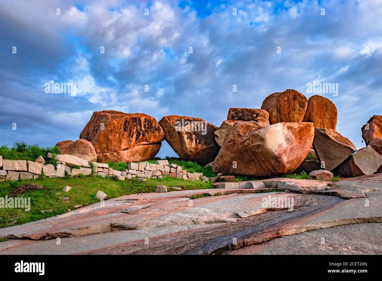 Schnitzstein der hampi Ruinen mit hellblauem Himmel Hintergrundbild wird an hampi karnataka indien genommen. Stockfoto