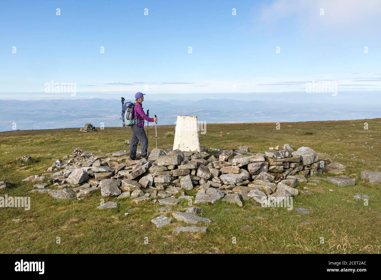 Walker auf dem Gipfel des Kreuzes fiel mit dem Blick über das Eden Valley in Richtung Lake District, Cumbria, Großbritannien Stockfoto