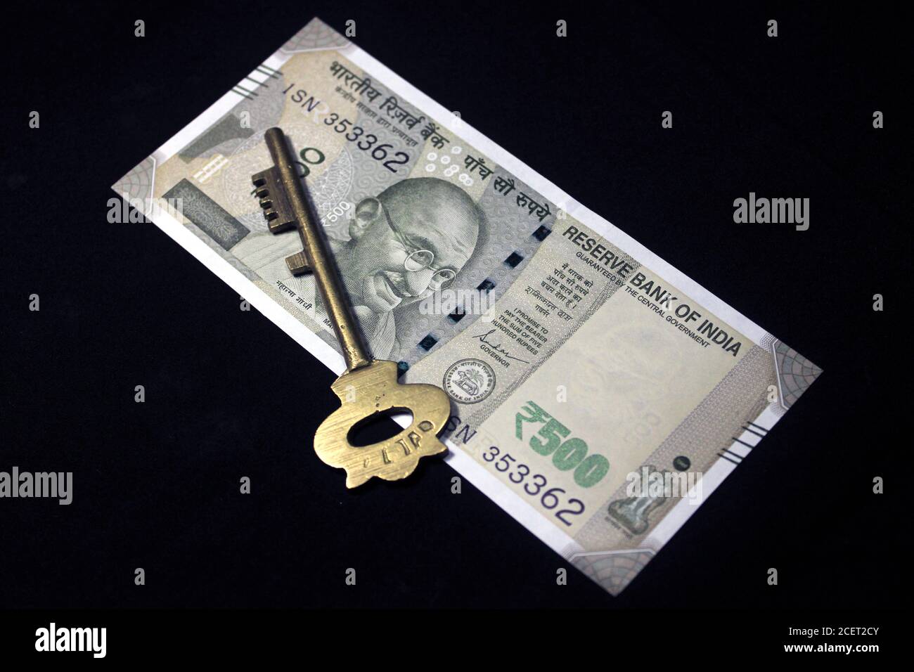 Indische Währung. 500 Rupie Note mit Schlüssel. Indische Währung auf schwarzem Hintergrund isoliert. Stockfoto