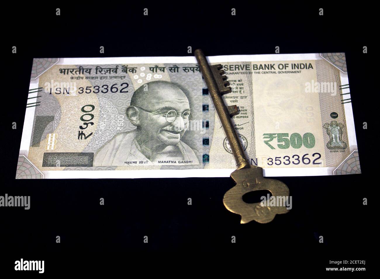 Indische Währung. 500 Rupie Note mit Schlüssel. Indische Währung auf schwarzem Hintergrund isoliert. Stockfoto