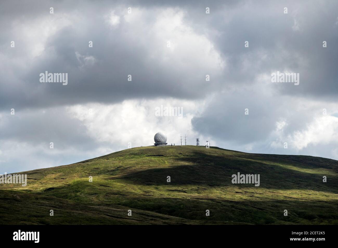 Die National Air Traffic Services Radar Station auf Great Dun Fell aus der Sicht von Cross Fell, Cumbria, England, Großbritannien. Stockfoto