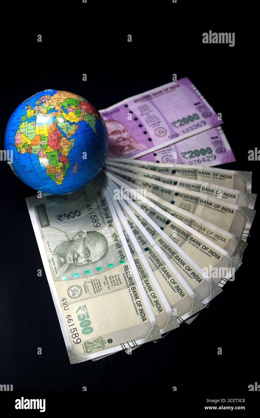 Neue indische Währung. 500 und 2000 Rupien-Noten mit Globus. Indische Währung auf schwarzem Hintergrund isoliert. Stockfoto