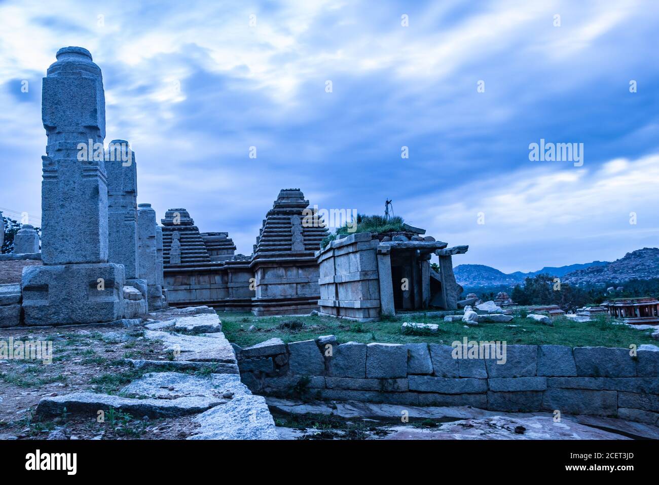 hampi Ruinen antike Steinkunst mit dramatischen Himmel flachen Winkel aufgenommen in hampi karnataka indien. Es zeigt die beeindruckende Architektur in hampi. Stockfoto