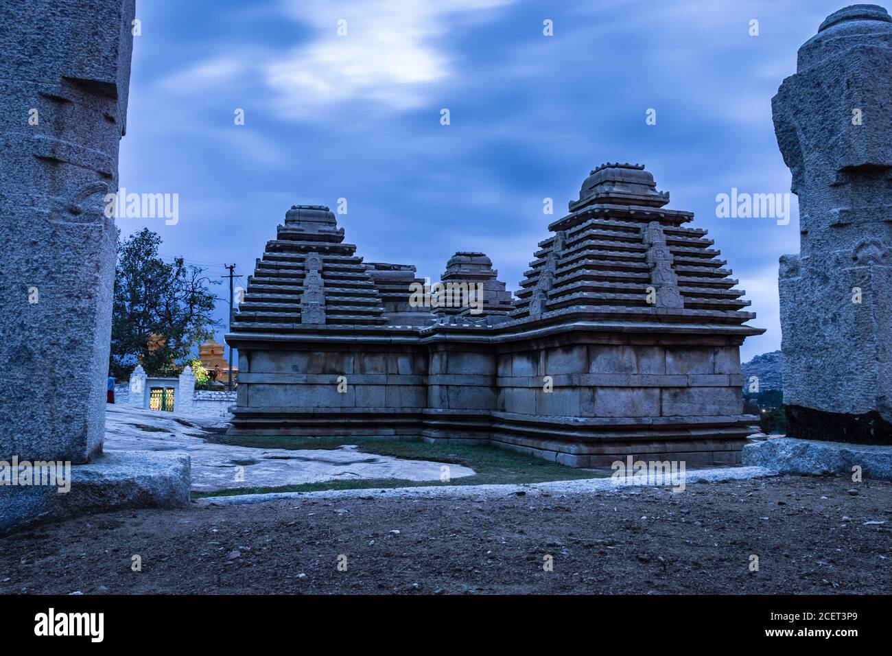 hampi Ruinen antike Steinkunst mit dramatischen Himmel flachen Winkel aufgenommen in hampi karnataka indien. Es zeigt die beeindruckende Architektur in hampi. Stockfoto