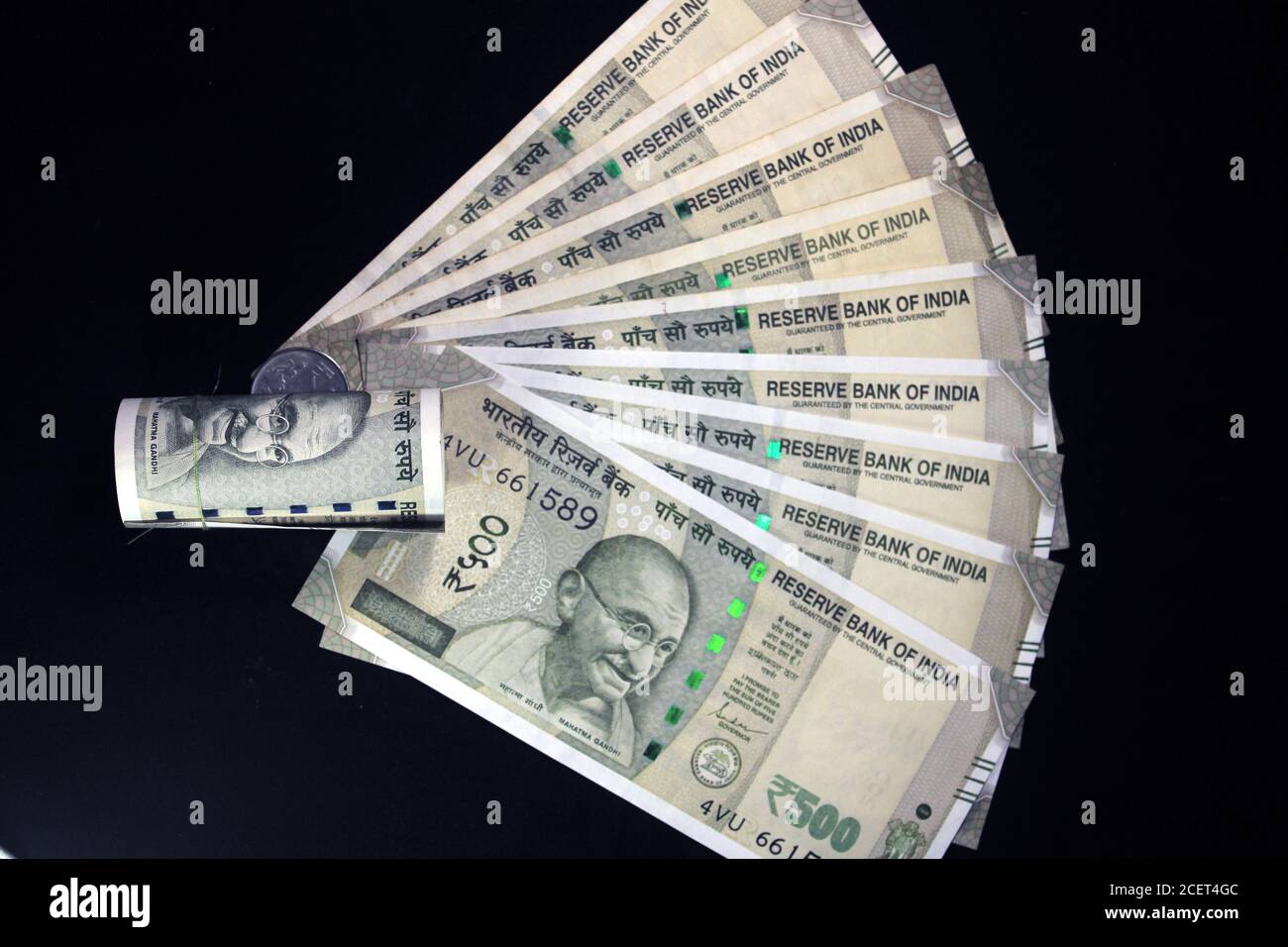 Indische Währung. 500 Rupie-Note. Fünfhundert Rupien indische Währung auf schwarzem Hintergrund isoliert. Stockfoto