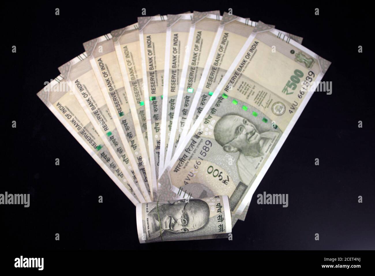 Indische Währung. 500 Rupie-Note. Fünfhundert Rupien indische Währung auf schwarzem Hintergrund isoliert. Stockfoto