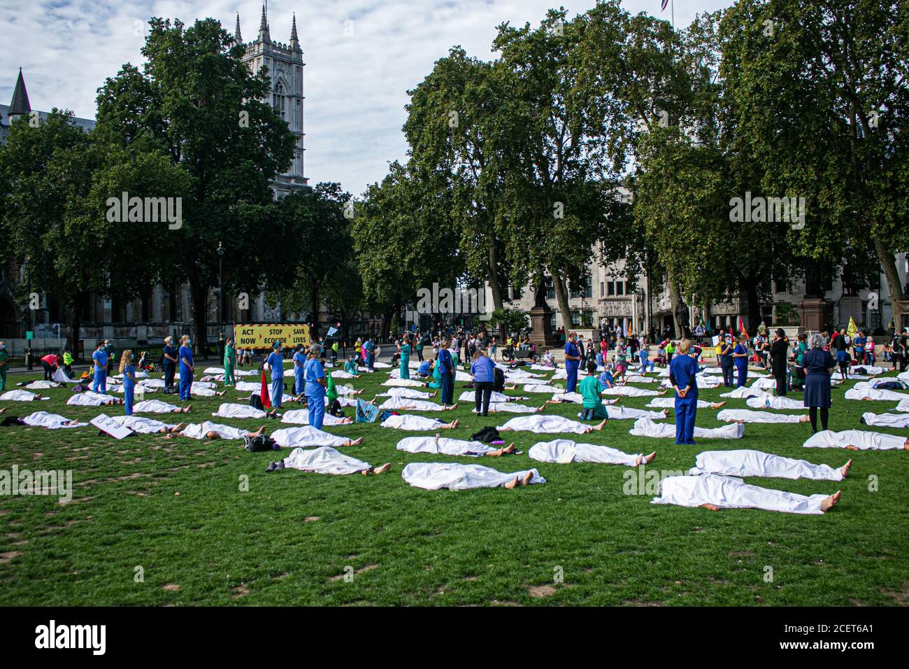 WESTMINSTER LONDON, Großbritannien - 2. September 2020 Ärzte für die Rebellion vom Aussterben stehen neben Demonstranten, die als Leiche unter einem weißen Leichentuch auf dem Parliament Square liegen. Extinction Rebellion hat versprochen, die Proteste über 12 Tage in London fortzusetzen, weil die Regierung nicht in der Lage war, gegen die Klima- und ökologische Notlage zu handeln und die Regierung jetzt zu handeln und das Klima- und ökologische Notstandsgesetz zu unterstützen. Kredit: amer ghazzal/Alamy Live Nachrichten Stockfoto