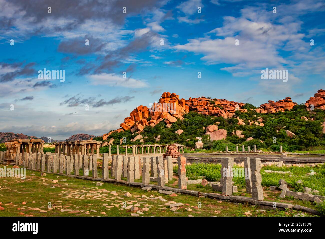 hampi Ruinen mit erstaunlichen blauen Himmel flachen Winkel Aufnahme ist in hampi karnataka indien aufgenommen. Dies zeigt die Mischung aus Natur und Stein Kunst Stockfoto