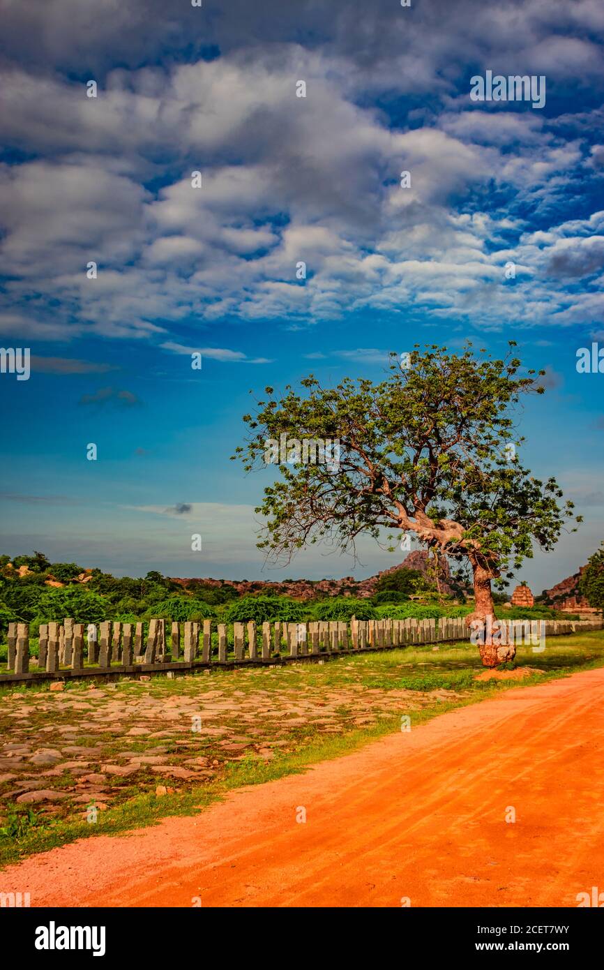 hampi Ruinen mit erstaunlichen blauen Himmel flachen Winkel Aufnahme ist in hampi karnataka indien aufgenommen. Dies zeigt die Mischung aus Natur und Stein Kunst Stockfoto