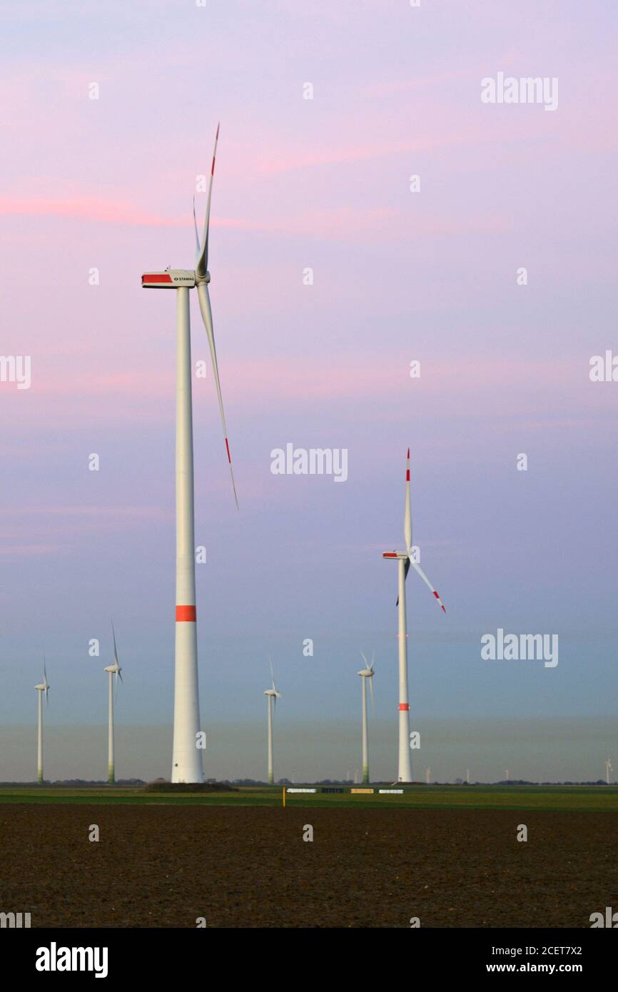 Windkraftanlagen, Windpark, Windpark, Windmühlen, Windkraft auf Ackerland, erneuerbare Energie mit verschmutzter Luft über dem Horizont, NRW, Deutschland. Stockfoto