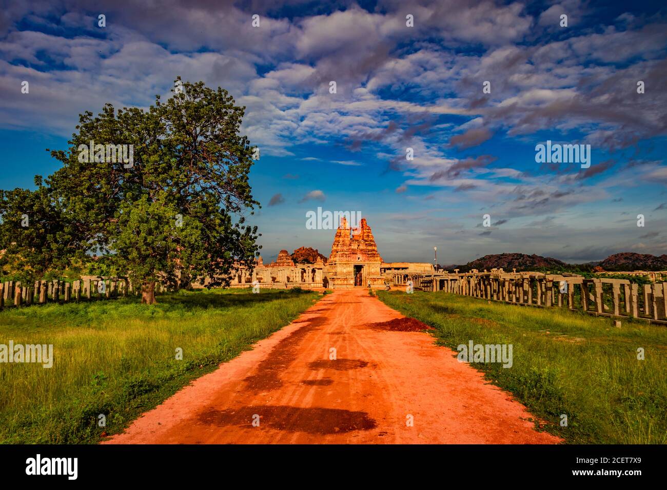 hampi Ruinen mit vithala Tempel und erstaunliche blauen Himmel flachen Winkel erschossen Bild wird in hampi karnataka indien genommen. Es ist die eindrucksvollste und wirklich sple Stockfoto