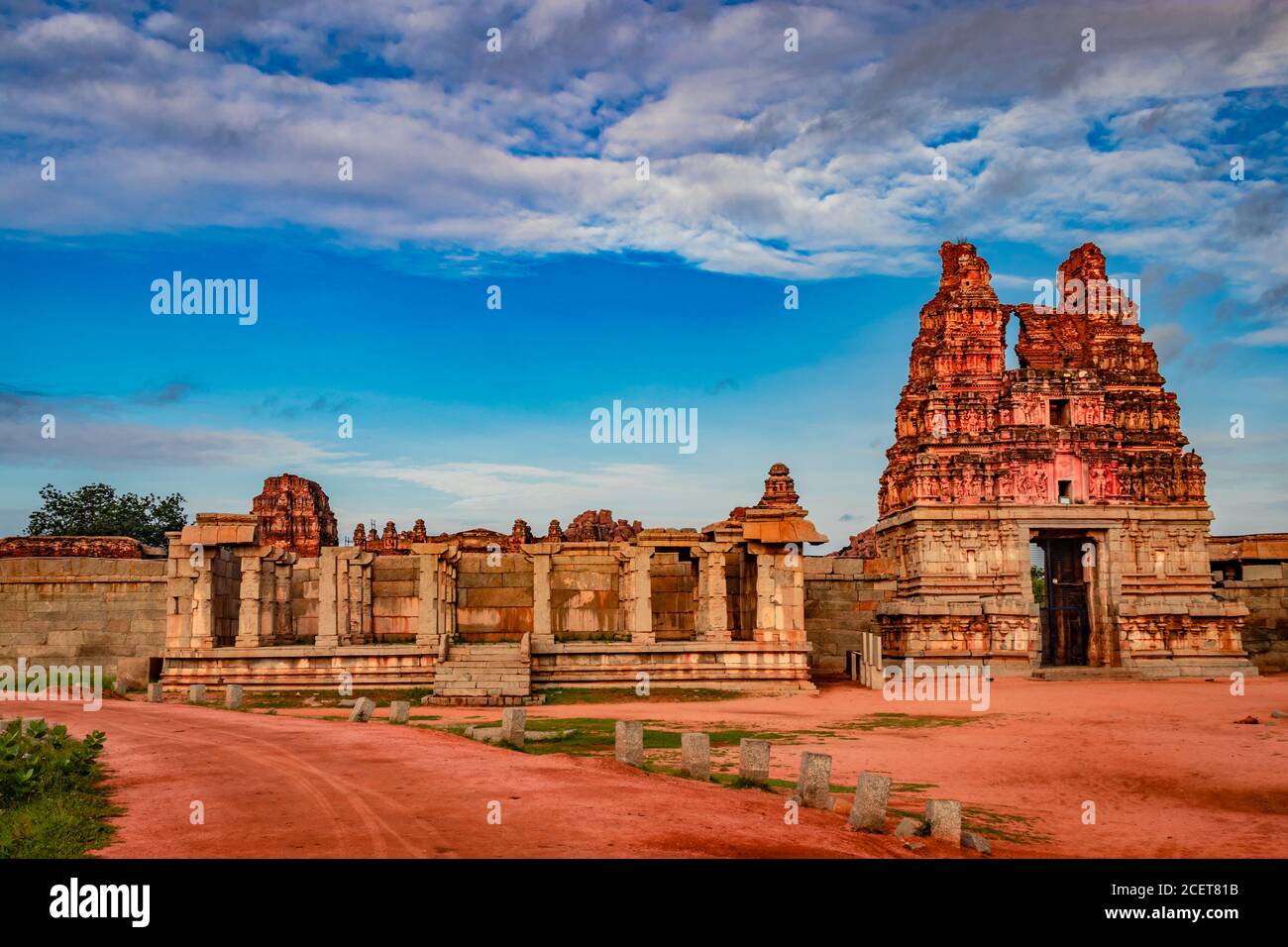 Vithala Tempel alten Stein Kunst Eingangstor mit erstaunlichen blauen Himmel bei hampi Ruinen Bild wird bei hampi karnataka indien genommen. Es ist das eindrucksvollste Stockfoto