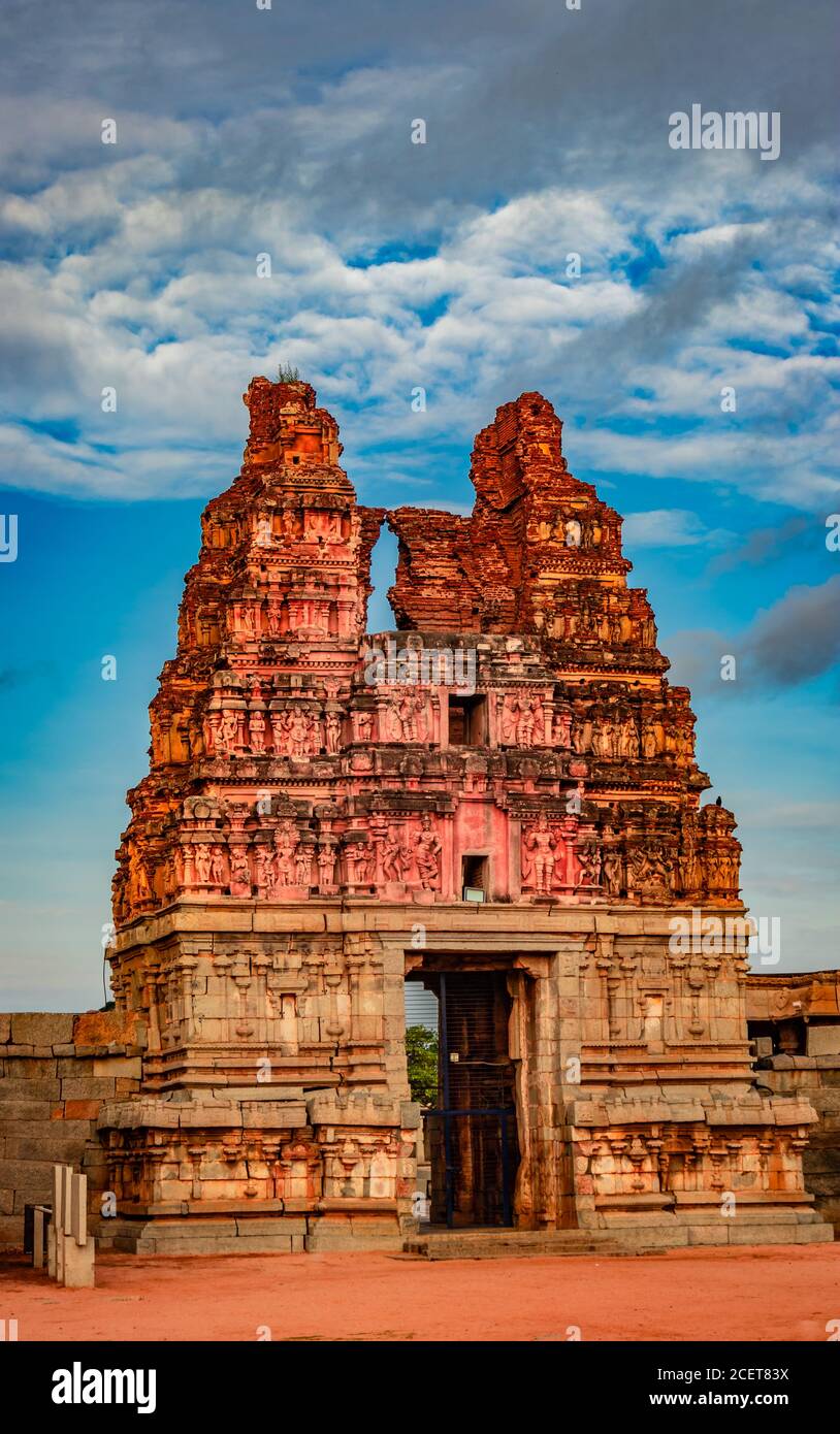 Vithala Tempel alten Stein Kunst Eingangstor mit erstaunlichen blauen Himmel bei hampi Ruinen Bild wird bei hampi karnataka indien genommen. Es ist das eindrucksvollste Stockfoto