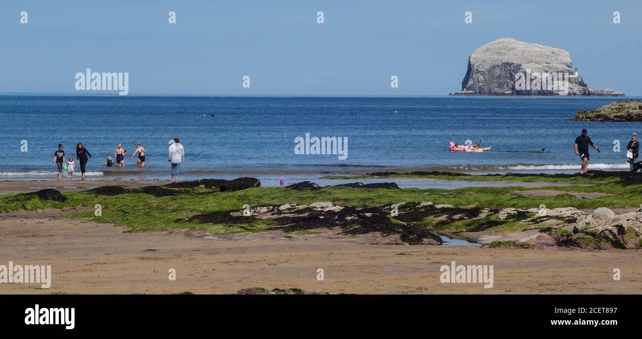 Menschen am Meer, Milsey Bay, North Berwick Stockfoto