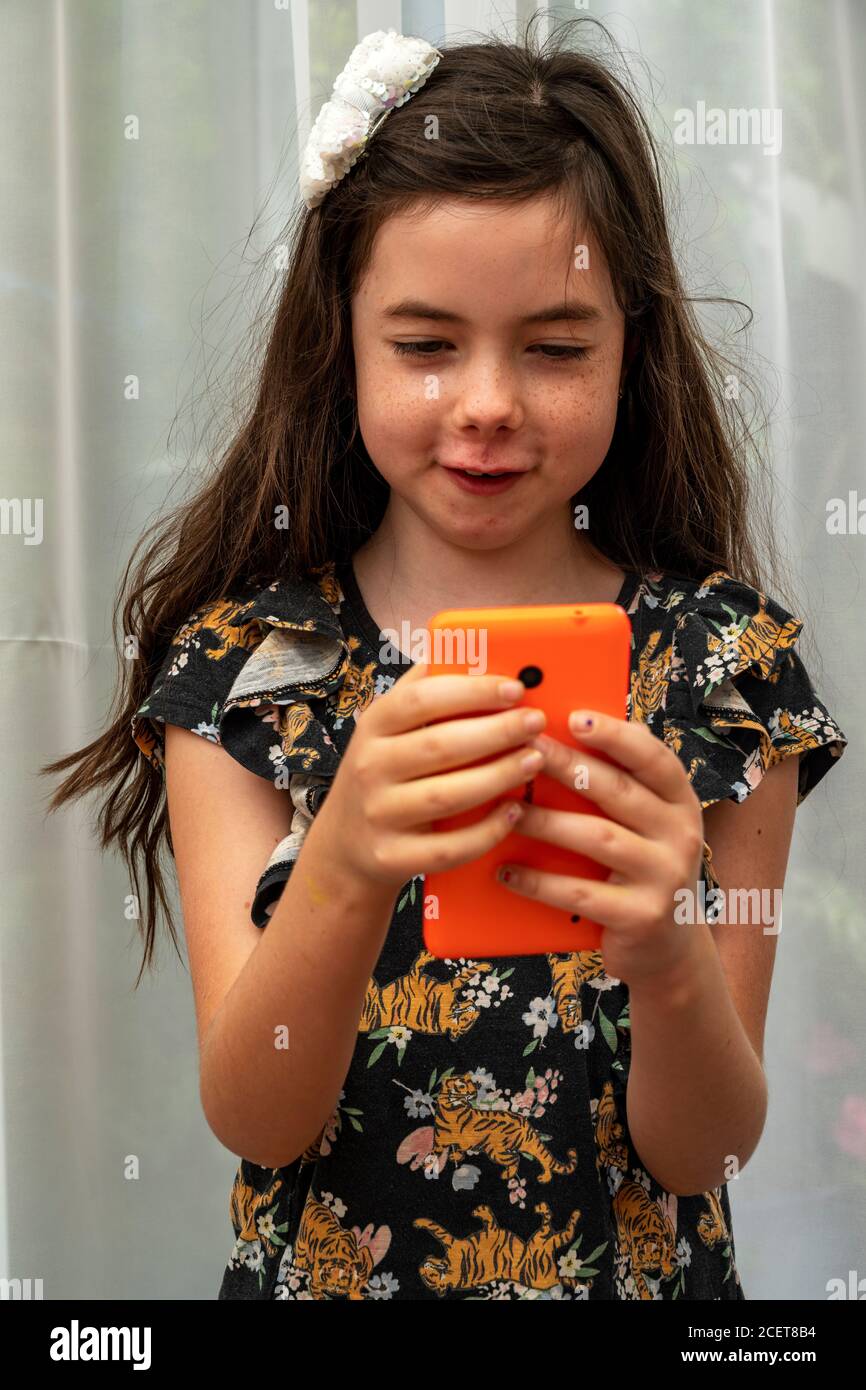Junges Mädchen mit einem Handy Stockfoto