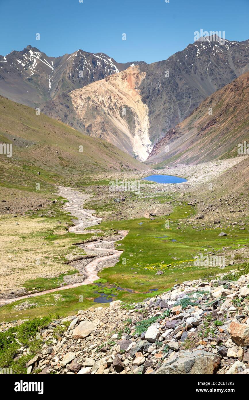 Hohe Berge, die unter dem wolkigen Himmel glänzen Stockfoto
