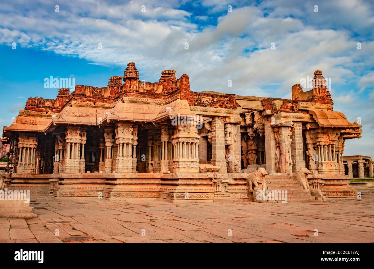 Vithala Tempel hampi Ruinen antike Stein Kunst aus einzigartigen Winkel Bild wird in hampi karnataka indien genommen. Das beeindruckendste Bauwerk in Hampi ist es Stockfoto