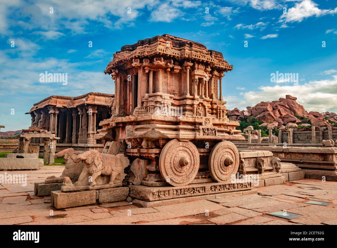 hampi Stein Wagen das antike Stein Kunststück aus einzigartigem Winkel mit erstaunlichen blauen Himmel Bild ist bei hampi karnataka indien genommen. Es ist die meisten impres Stockfoto