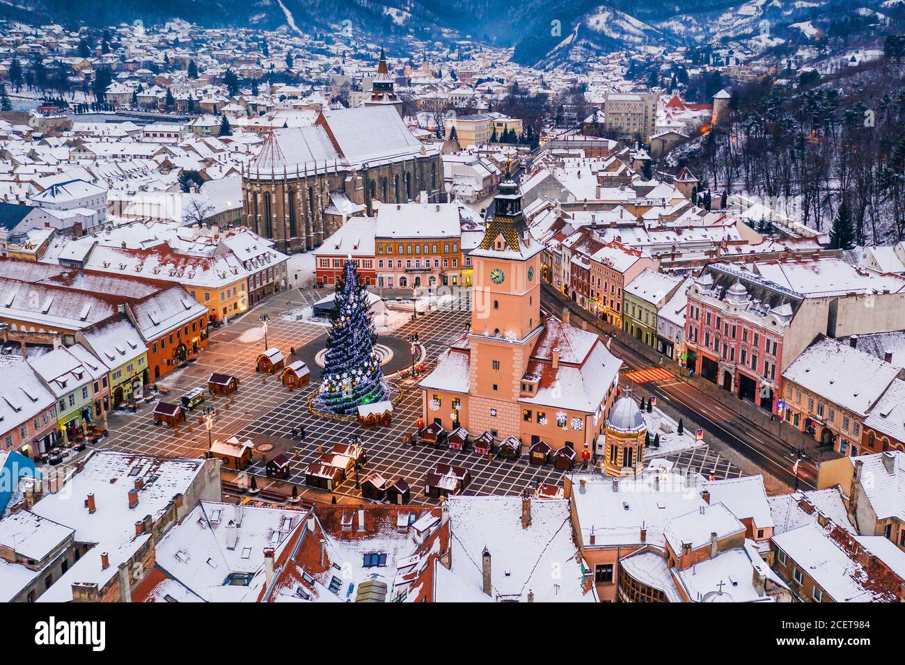Brasov, Rumänien. Luftaufnahme des Altstadtplatzes während Weihnachten. Stockfoto