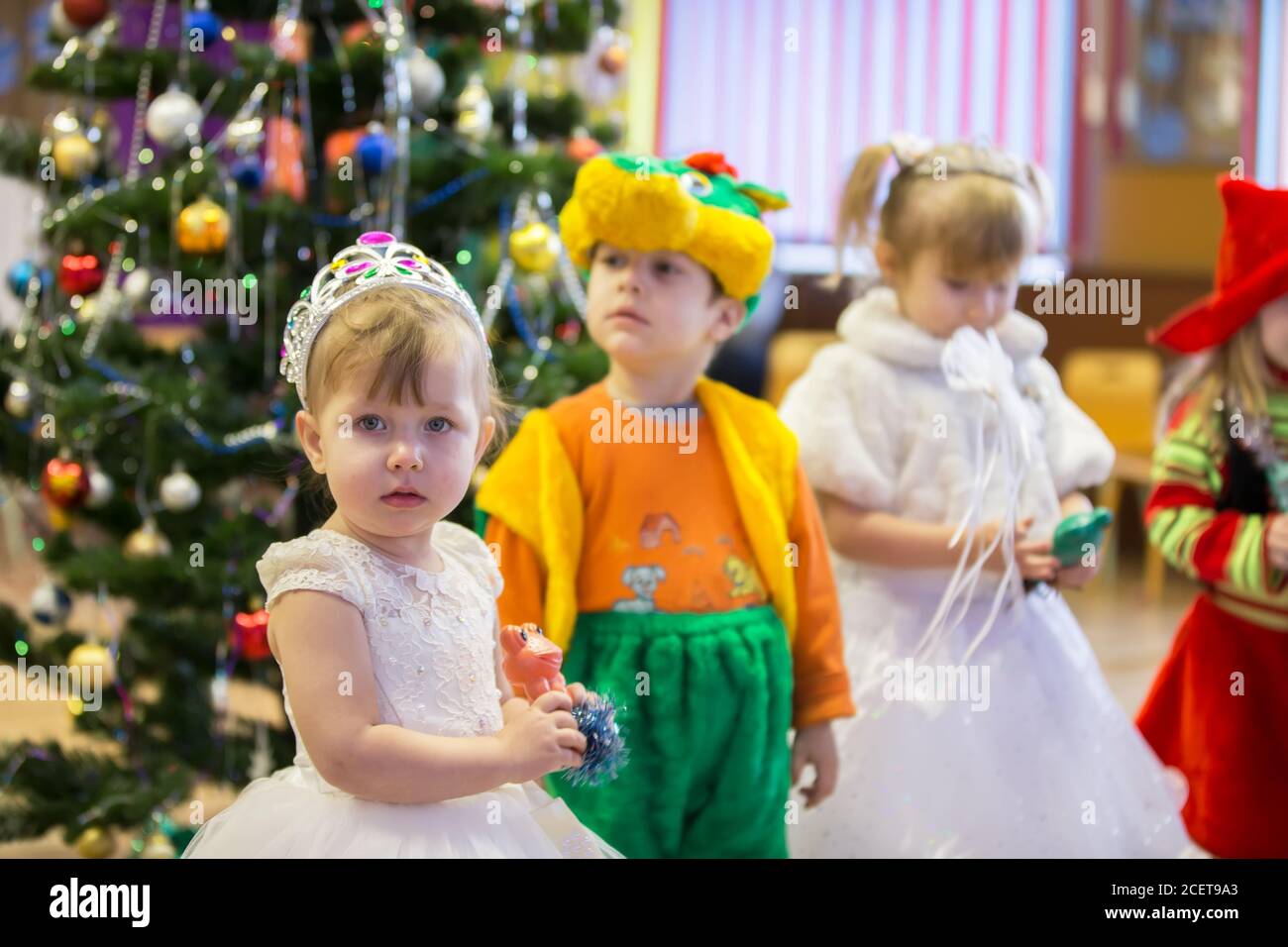 Weißrussland, die Stadt Gomil, 26. Dezember 2016. Elterntag im Kindergarten.schöne elegante Mädchen aus dem Kindergarten auf dem Hintergrund der Weihnachten Stockfoto