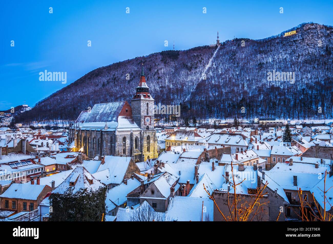 Brasov, Rumänien. Panoramablick auf die Altstadt und Tampa Berg in der Wintersaison. Stockfoto