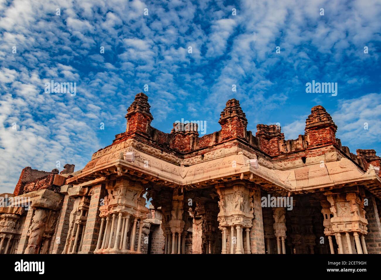 Vithala Tempel hampi Ruinen antike Stein Kunst aus einzigartigen Winkel Bild wird in hampi karnataka indien genommen. Das beeindruckendste Bauwerk in Hampi ist es Stockfoto