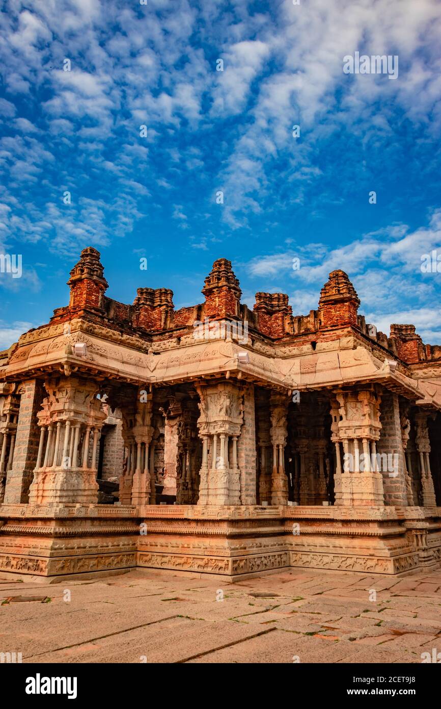 Vithala Tempel hampi Ruinen antike Stein Kunst aus einzigartigen Winkel Bild wird in hampi karnataka indien genommen. Das beeindruckendste Bauwerk in Hampi ist es Stockfoto