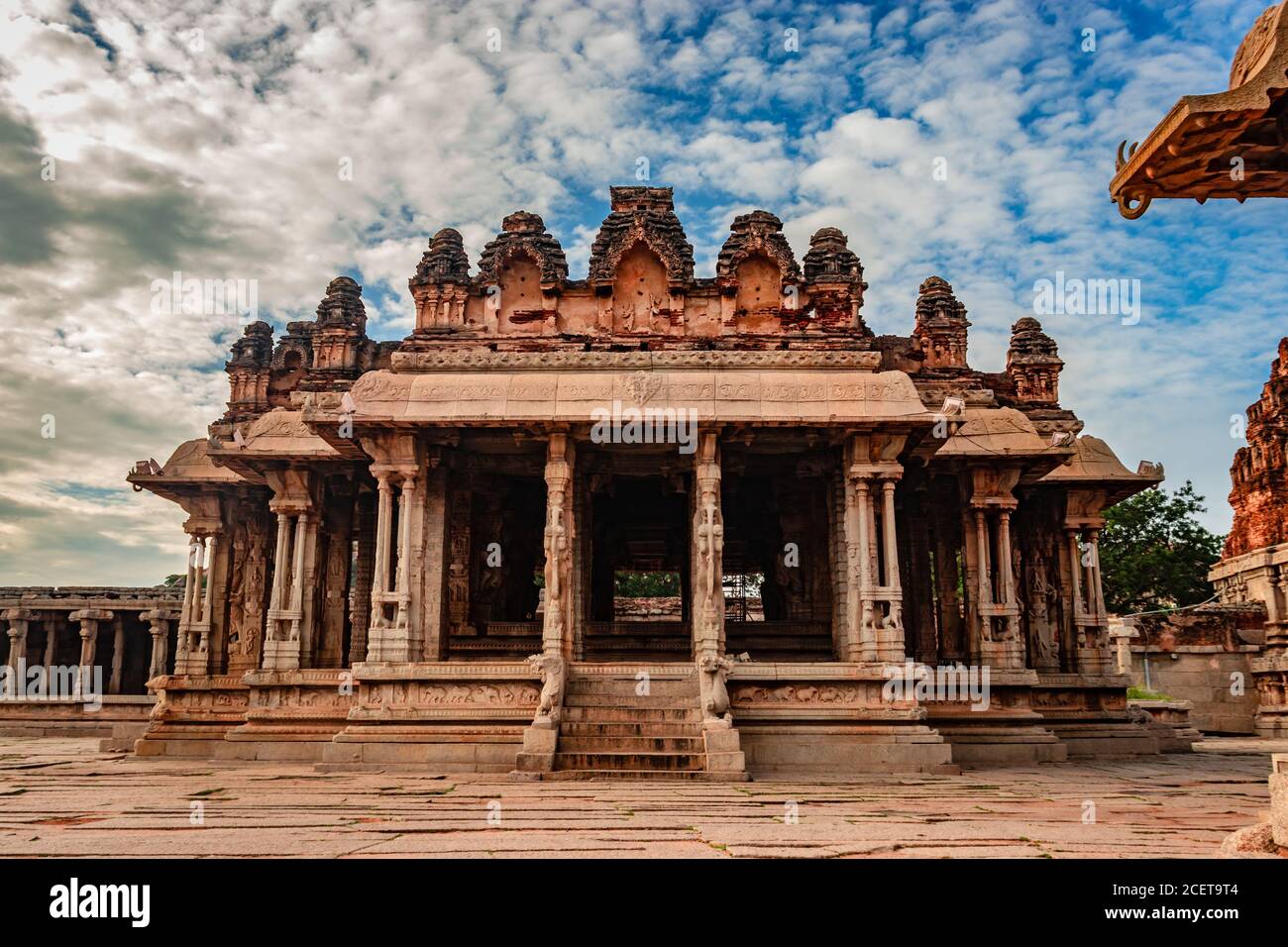 Vithala Tempel hampi Ruinen antike Stein Kunst aus einzigartigen Winkel Bild wird in hampi karnataka indien genommen. Das beeindruckendste Bauwerk in Hampi ist es Stockfoto