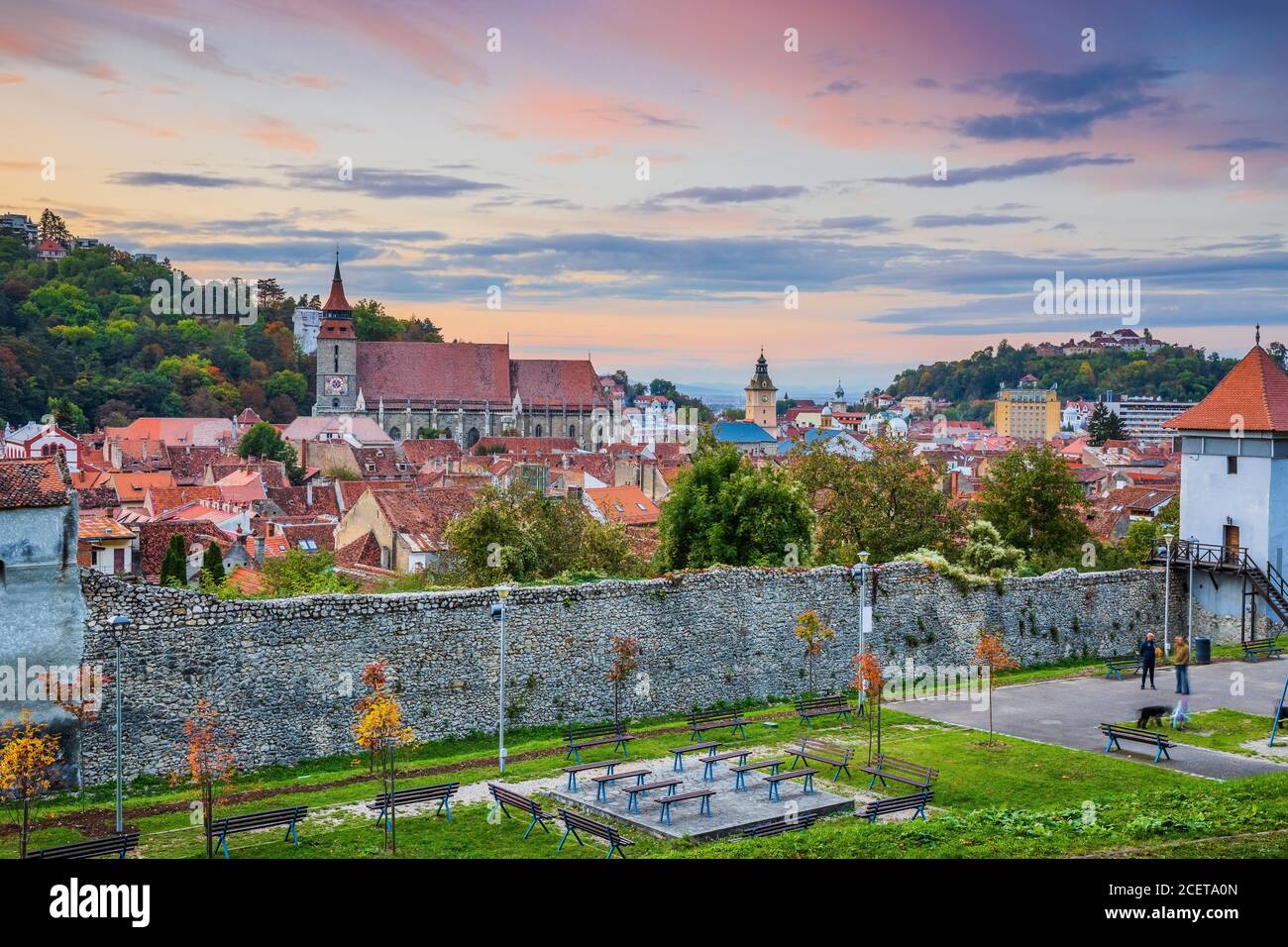 Brasov, Rumänien. Altstadt und Stadtmauern bei Sonnenuntergang. Stockfoto