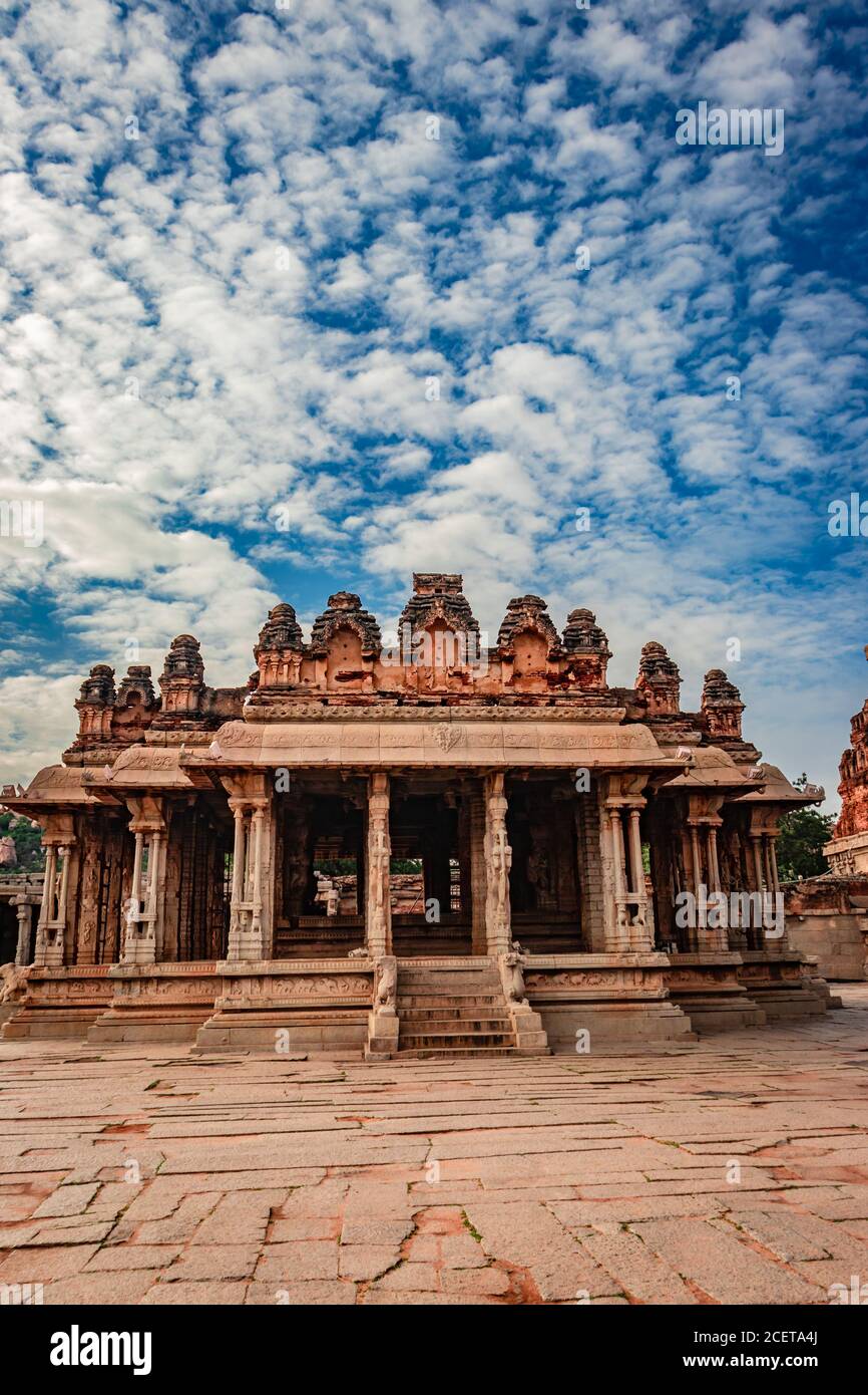 Vithala Tempel hampi Ruinen antike Stein Kunst aus einzigartigen Winkel Bild wird in hampi karnataka indien genommen. Das beeindruckendste Bauwerk in Hampi ist es Stockfoto