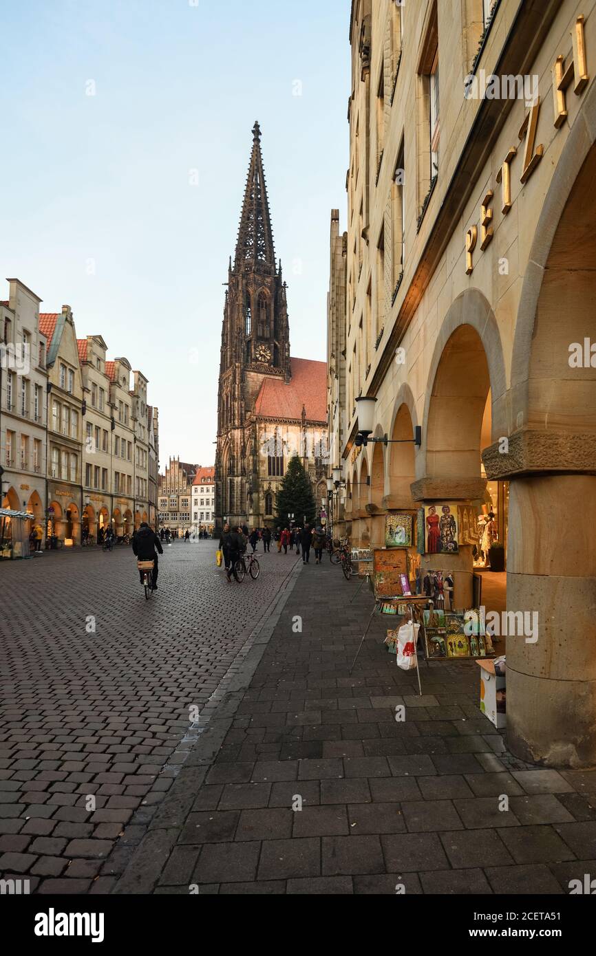 Münster, historische Altstadt, Giebelhäuser am Prinzipalmarkt, Blick auf die St. Lambertkirche, Nordrhein-Westfalen; Deutschland, Westeuropa. Stockfoto
