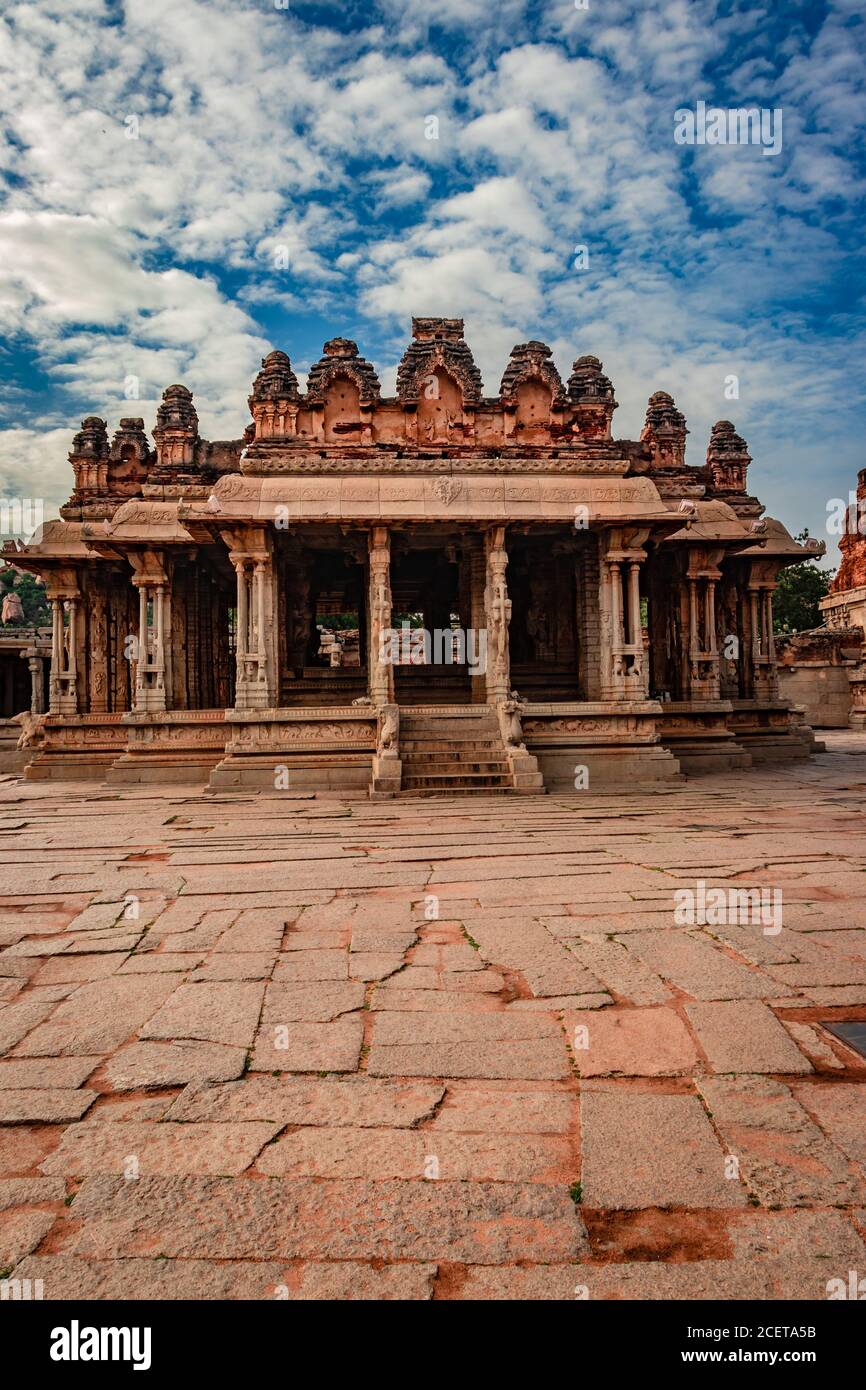 Vithala Tempel hampi Ruinen antike Stein Kunst aus einzigartigen Winkel Bild wird in hampi karnataka indien genommen. Das beeindruckendste Bauwerk in Hampi ist es Stockfoto