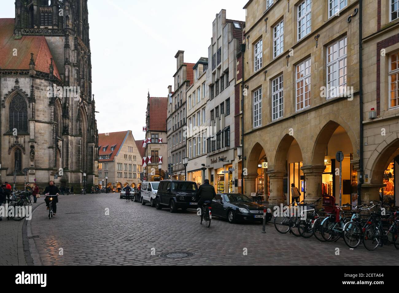 Münster, Hauptstraße, St. Lamberts Kirche, Blick vom Roggenmarkt mit historischen Giebelhäusern, Deutschland, Westeuropa. Stockfoto
