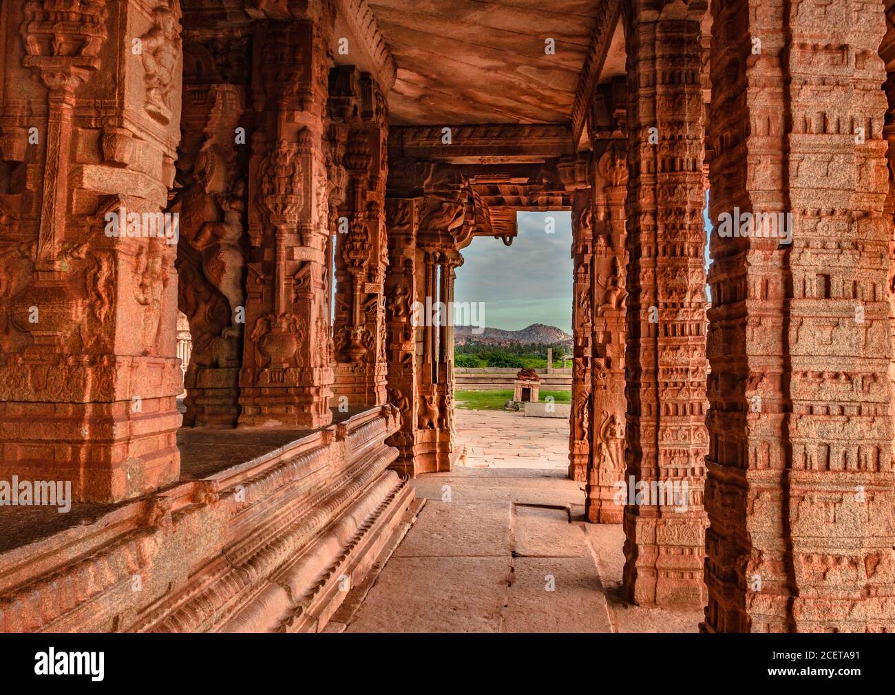 Vithala Tempel Innenraum hampi Ruinen antike Steinkunst aus einzigartigen Winkel Bild wird in hampi karnataka indien genommen. Das beeindruckendste Bauwerk in Hamp Stockfoto