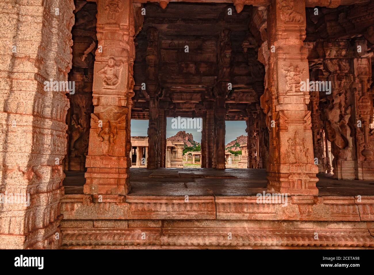 Vithala Tempel Innenraum hampi Ruinen antike Steinkunst aus einzigartigen Winkel Bild wird in hampi karnataka indien genommen. Das beeindruckendste Bauwerk in Hamp Stockfoto