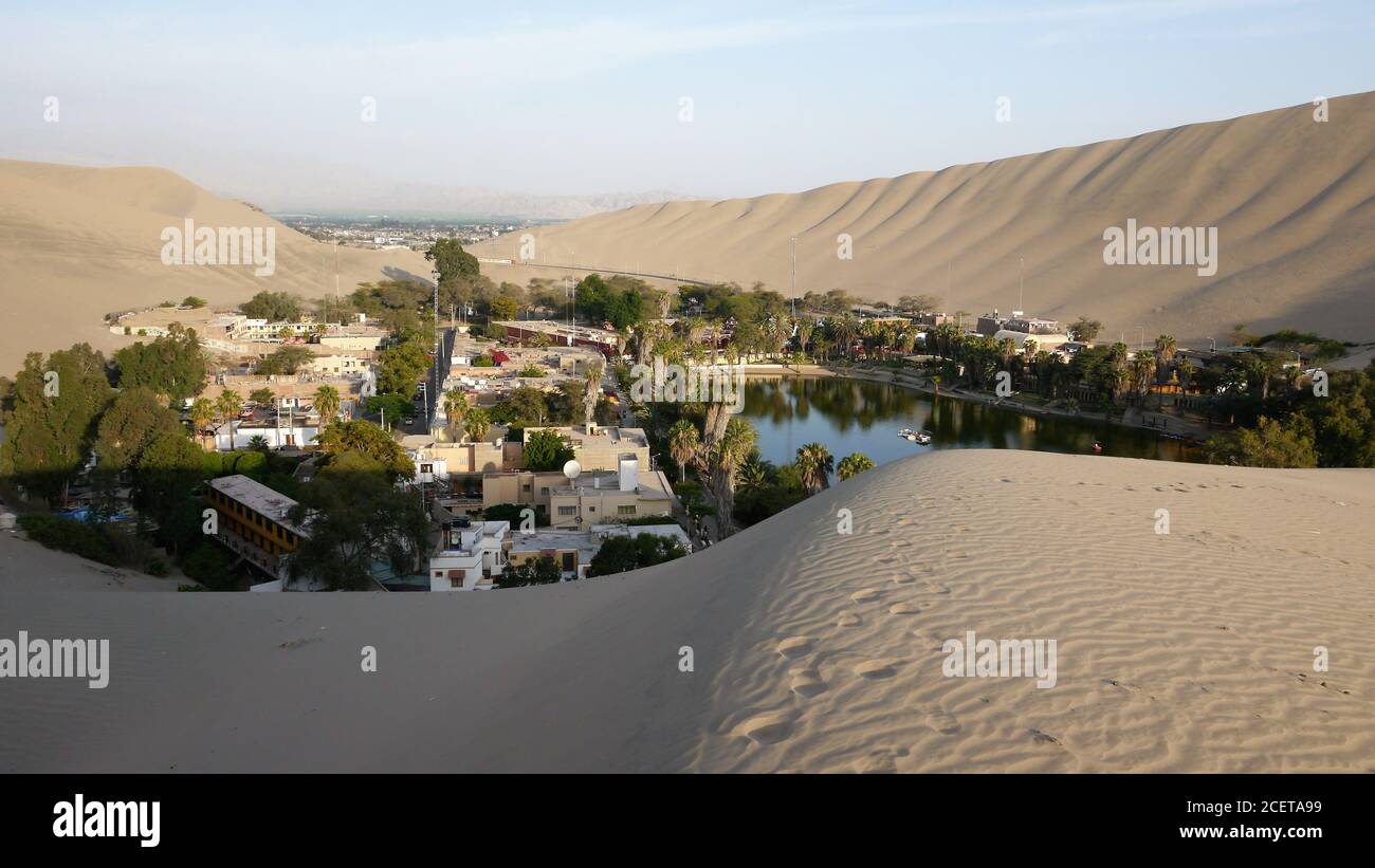 Blick von oben auf die Wüstenoase Huacachina bei Ica, Peru Stockfoto