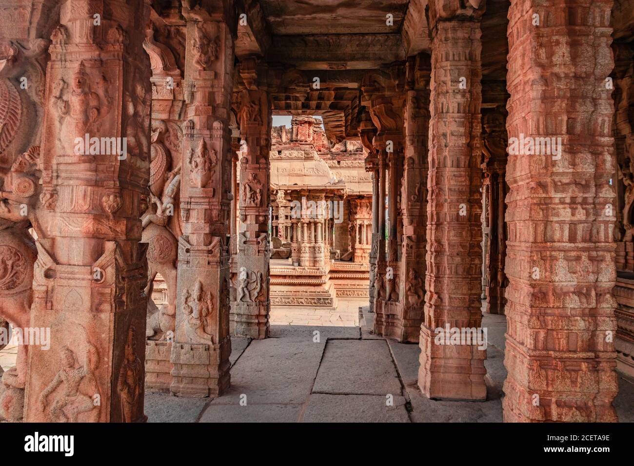 Vithala Tempel Innenraum hampi Ruinen antike Steinkunst aus einzigartigen Winkel Bild wird in hampi karnataka indien genommen. Das beeindruckendste Bauwerk in Hamp Stockfoto