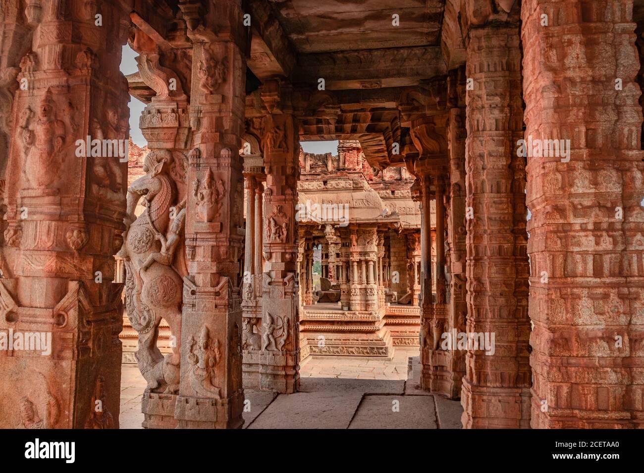 Vithala Tempel Innenraum hampi Ruinen antike Steinkunst aus einzigartigen Winkel Bild wird in hampi karnataka indien genommen. Das beeindruckendste Bauwerk in Hamp Stockfoto