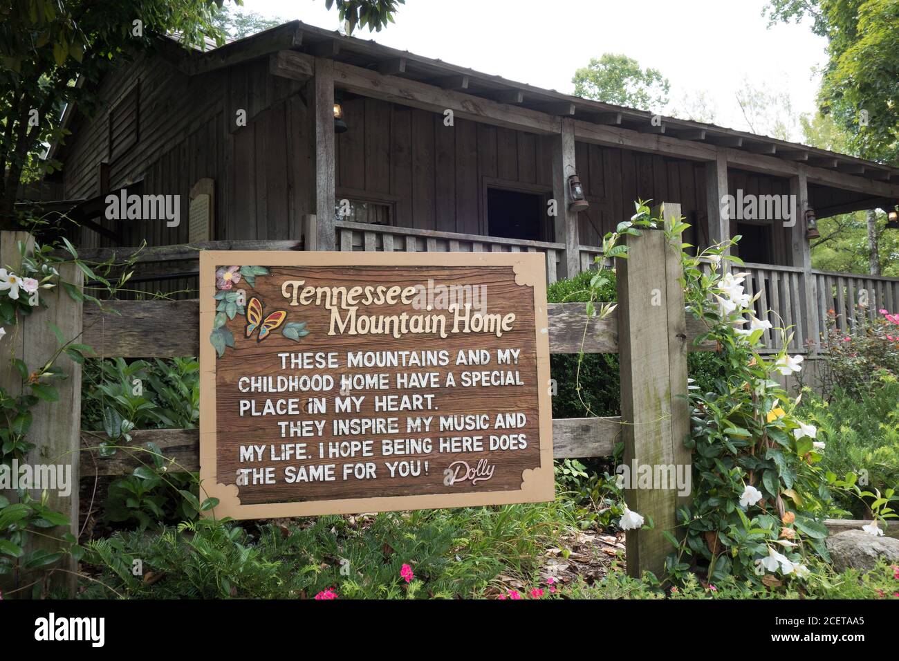 Eine Nachbildung von Dolly Partons Elternhaus, zu sehen bei Dollywood in Pigeon Forge, TN, USA. Stockfoto