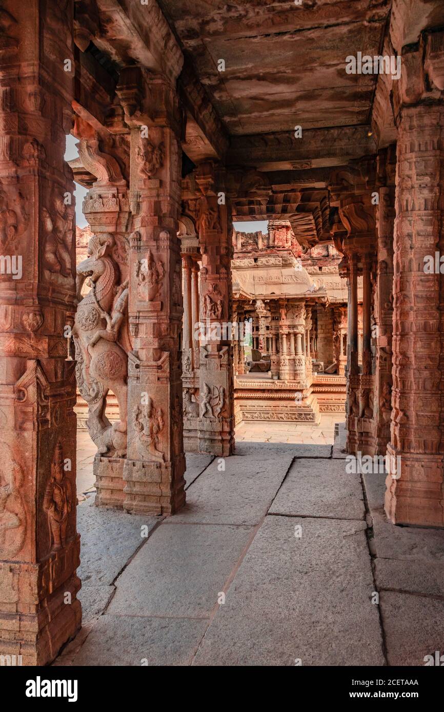Vithala Tempel Innenraum hampi Ruinen antike Steinkunst aus einzigartigen Winkel Bild wird in hampi karnataka indien genommen. Das beeindruckendste Bauwerk in Hamp Stockfoto