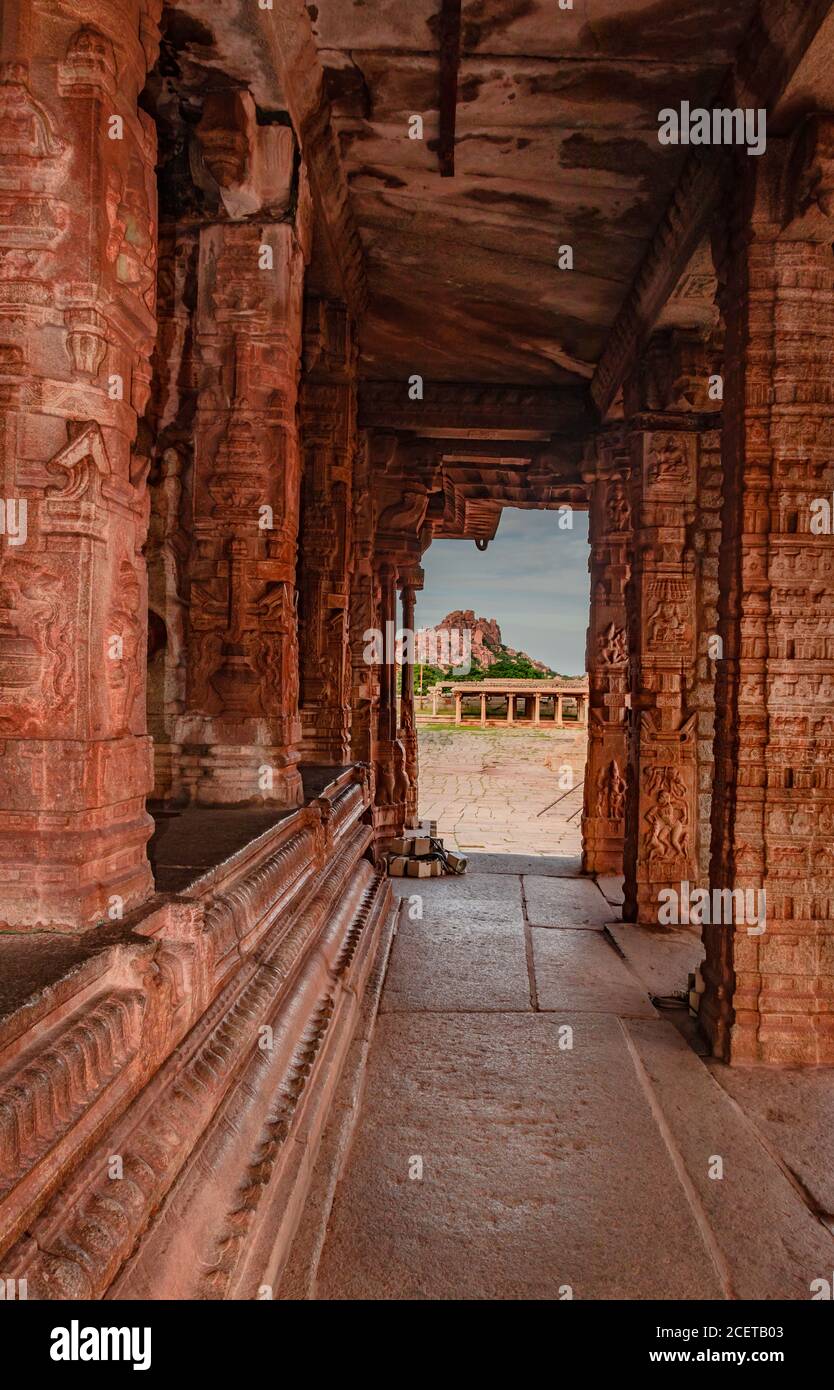 Vithala Tempel Innenraum hampi Ruinen antike Steinkunst aus einzigartigen Winkel Bild wird in hampi karnataka indien genommen. Das beeindruckendste Bauwerk in Hamp Stockfoto