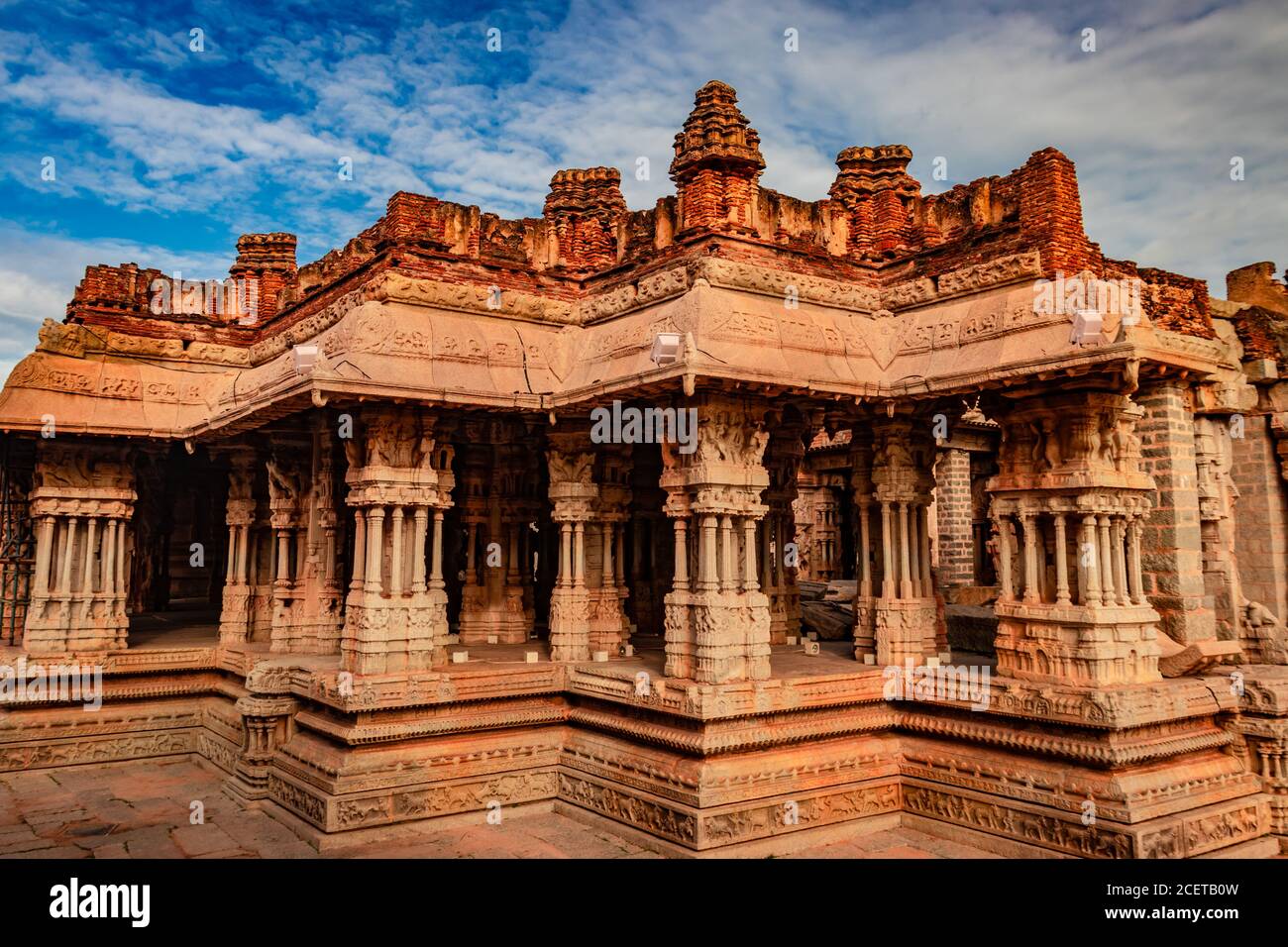Vithala Tempel hampi Ruinen antike Stein Kunst aus einzigartigen Winkel Bild wird in hampi karnataka indien genommen. Das beeindruckendste Bauwerk in Hampi ist es Stockfoto