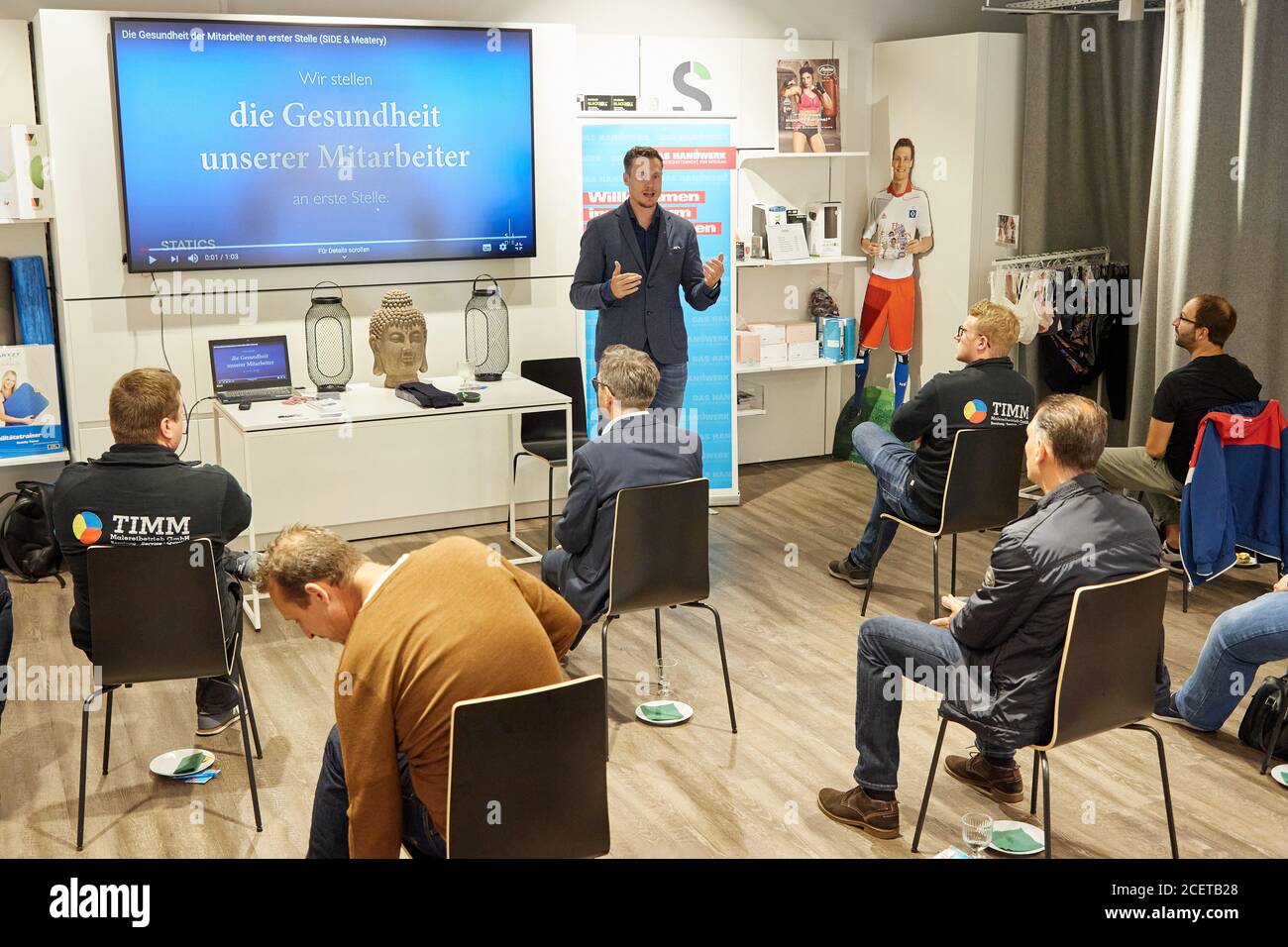 Rellingen, Deutschland. September 2020. HSV-Präsident Marcell Jansen spricht beim sogenannten Handwerkerfrühstück im Statics Medical Supply Store. Quelle: Georg Wendt/dpa/Alamy Live News Stockfoto