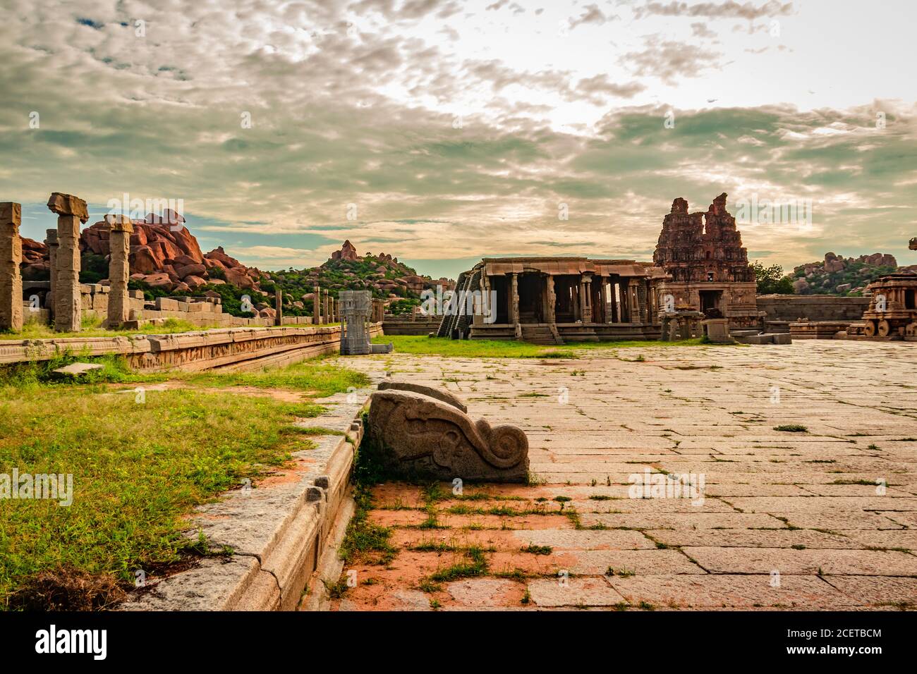 Vithala Tempel hampi Ruinen antike Stein Kunst aus einzigartigen Winkel Bild wird in hampi karnataka indien genommen. Das beeindruckendste Bauwerk in Hampi ist es Stockfoto