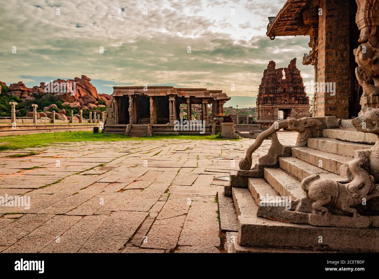 Vithala Tempel Innenraum hampi Ruinen antike Steinkunst aus einzigartigen Winkel Bild wird in hampi karnataka indien genommen. Das beeindruckendste Bauwerk in Hamp Stockfoto