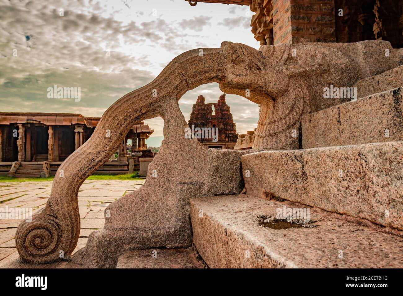 Vithala Tempel Innenraum hampi Ruinen antike Steinkunst aus einzigartigen Winkel Bild wird in hampi karnataka indien genommen. Das beeindruckendste Bauwerk in Hamp Stockfoto