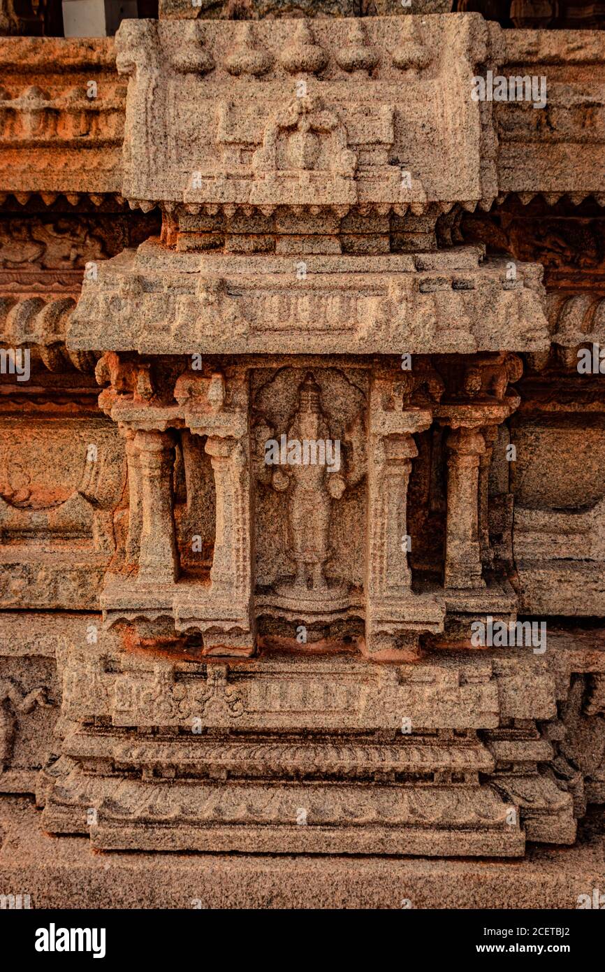 Vithala Tempel Innenraum hampi Ruinen antike Steinkunst aus einzigartigen Winkel Bild wird in hampi karnataka indien genommen. Das beeindruckendste Bauwerk in Hamp Stockfoto