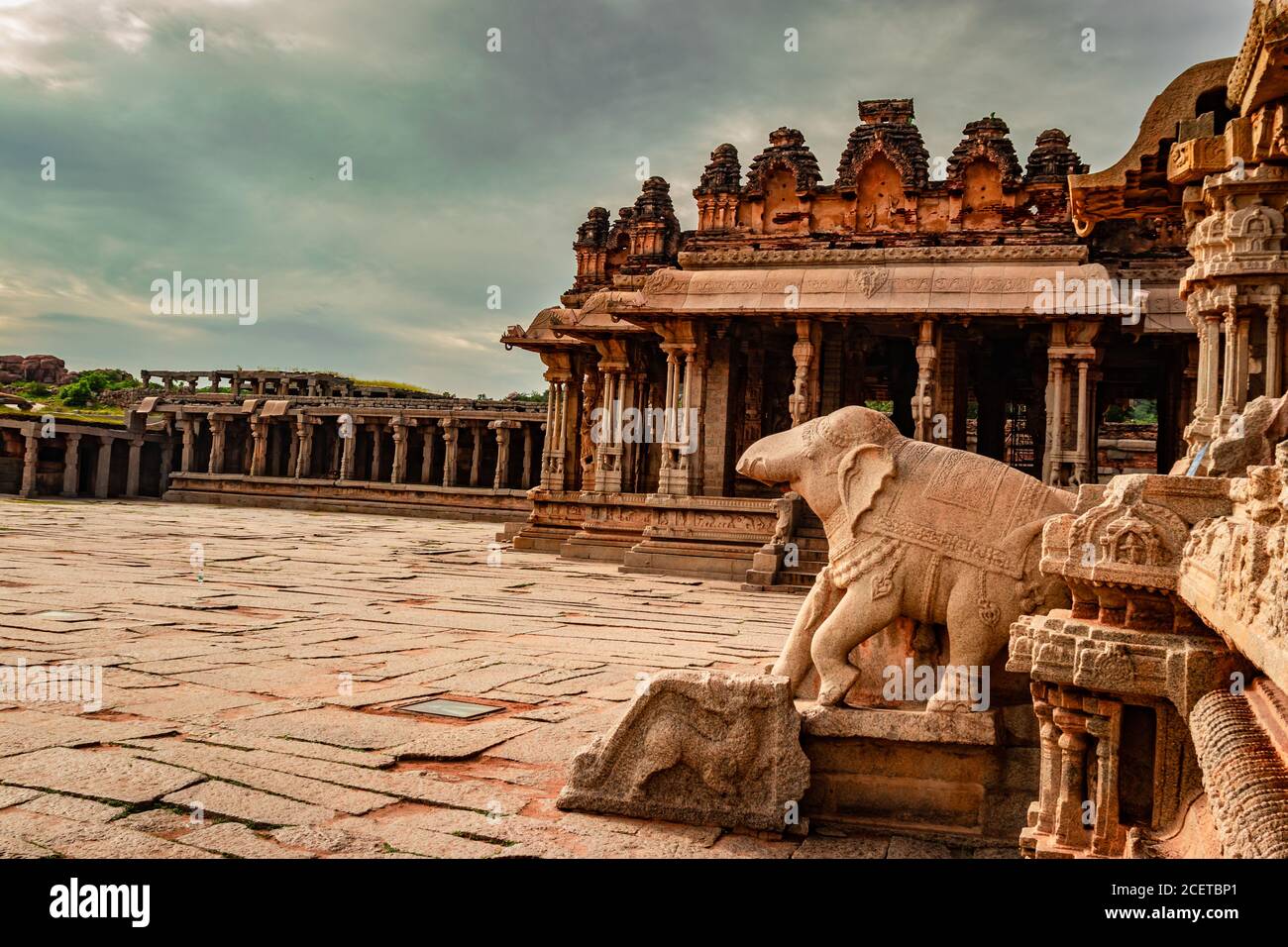 Vithala Tempel hampi Ruinen antike Stein Kunst aus einzigartigen Winkel Bild wird in hampi karnataka indien genommen. Das beeindruckendste Bauwerk in Hampi ist es Stockfoto
