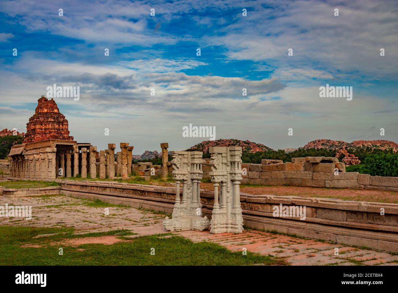 Vithala Tempel hampi Ruinen antike Stein Kunst aus einzigartigen Winkel Bild wird in hampi karnataka indien genommen. Das beeindruckendste Bauwerk in Hampi ist es Stockfoto